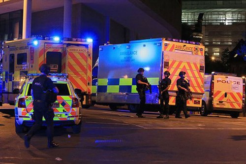 Cảnh sát có mặt tại sân vận động Manchester sau vụ nổ. Ảnh: Peter Byrne/PA   