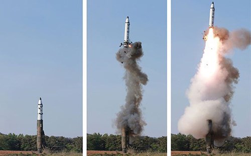 Hãng thông tấn trung ương Triều Tiên (KCNA) cho biết, ông Kim Jong-un đã ra lệnh triển khai loại tên lửa này trong hoạt động tác chiến của quân đội Triều Tiên. Ảnh: Rodong Sinmun