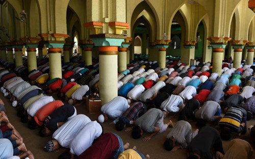  Người Hồi giáo ở Philippines cầu nguyện trong ngày Lễ. Ảnh Reuters