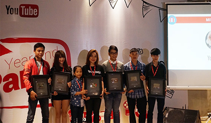 Duong Khac Tuan Anh (second from right) receives the Youtube Silver Play Button for his channel ‘Hunting and Gathering’ at a ceremony in Ho Chi Minh City in December 2016 (Photo: techz.vn)