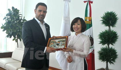  Vietnamese Ambassador Le Linh Lan (R) and Governor of Zacatecas - Alejandro Tello Cristerna (Photo: VNA)