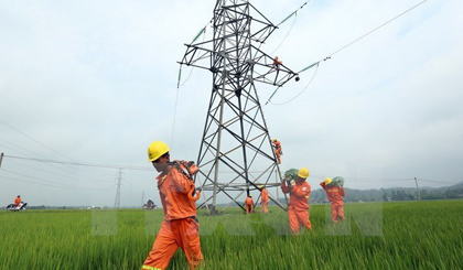 Workers repair an electricity transmission facility (Photo: VNA)