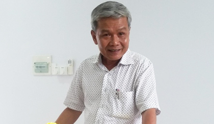 Ông Trần Long Thôn, Trưởng Ban Dân vận Tỉnh ủy thông tin với các cơ quan báo chí về sai phạm của ông Lê Minh Tùng.