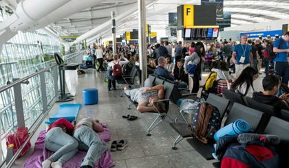Nhiều hành khách nằm vạ vật ở sân bay do Bristish Airways hủy chuyến. (Nguồn: Getty)