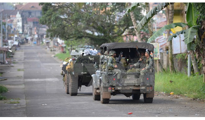 Quân đội Philippines trong chiến dịch truy quét phiến quân ở thành phố Marawi ngày 30-5. Nguồn: AFP/TTXVN