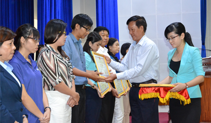 Ông Nguyễn Tấn Lộc trao Giấy khen cho các tập thể và cá nhân đã hoàn thành tốt nghĩa vụ  nộp ngân sách.