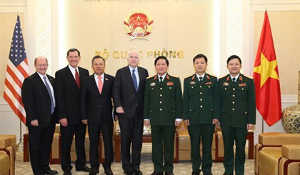 Đại tướng Ngô Xuân Lịch với các đại biểu đoàn Ủy ban Quân lực Thượng viện Hoa Kỳ.