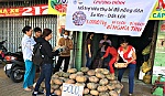 Tình nguyện viên Tiền Giang giúp nông dân Đắk Lắk tiêu thụ bí đỏ