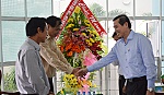 Chairman  of the PPC Le Van Huong congratulated ApBac newspaper