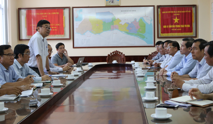Ông Lê Văn Hưởng, Chủ tịch UBND tỉnh thăm và làm việc với Công ty Lương thực Tiền Giang
