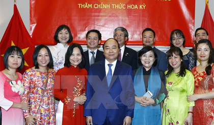 Thủ tướng Nguyễn Xuân Phúc gặp gỡ và nói chuyện với cán bộ, nhân viên Đại sứ quán Việt Nam tại Hoa Kỳ. Ảnh: Thống Nhất/TTXVN