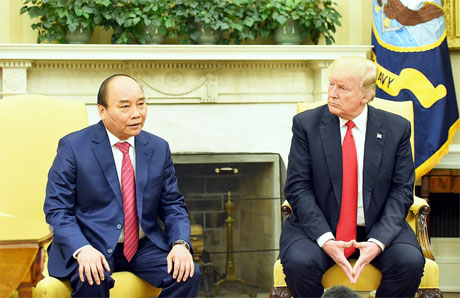  Thủ tướng Nguyễn Xuân Phúc và Tổng thống Hợp chúng quốc Hoa Kỳ Donald Trump gặp gỡ báo chí tại Phòng Bầu dục (Oval Room). Ảnh: Thống Nhất/TTXVN