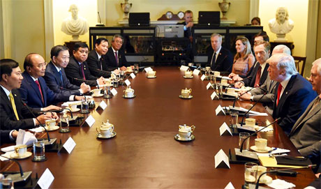 Sau đó, Thủ tướng Nguyễn Xuân Phúc và Tổng thống Donald Trump bắt đầu cuộc hội đàm tại Phòng Nội các (Cabinet Room). Nguồn: Thông tin Chính phủ