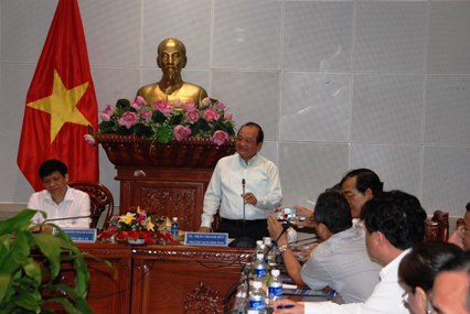 Phó Chủ tịch UBND tỉnh Tiền Giang Trần Thanh Đức tiếp thu những góp ý của Thứ trưởng Bộ Y tế