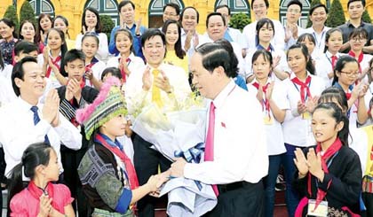 President Quang stresses investing in children is to invest in the country's future at a meeting with disadvantaged children yesterday (Photo: SGGP)