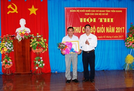  Ông Trần Thanh Nguyên, Bí thư Đảng ủy khối các cơ quan tỉnh trao giải nhất cho thí sinh Nguyễn Thanh Yên