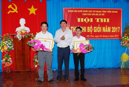 Ông Hồ Văn Thi, Phó Bí thư Đảng ủy khối các cơ quan tỉnh trao giải nhì cho thí sinh