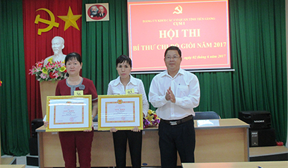 Ông Trần Thanh Nguyên, Bí thư Đảng ủy khối các cơ quan tỉnh trao giải Nhất cho các thí sinh 