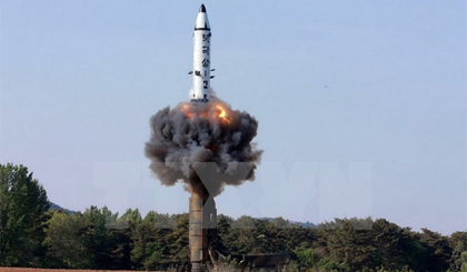 Tên lửa đạn đạo đất đối đất tầm trung Pukguksong-2 được phóng thử từ vùng Pukchang thuộc một tỉnh miền tây Triều Tiên (ảnh do Hãng thông tấn KCNA của Triều Tiên đăng phát ngày 22-5). Nguồn: AFP/TTXVN