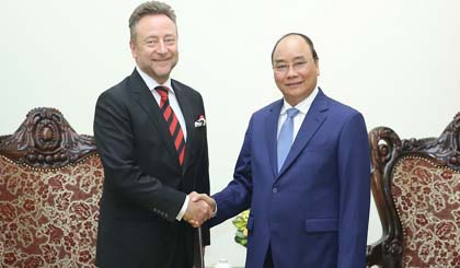 PM Nguyen Xuan Phuc (right) receives Ambassador of the Czech Republic Vitezslav Grepl. (Credit: VGP)