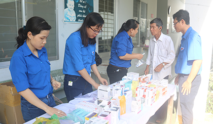 Chương trình đã khám bệnh và cấp thuốc miễn phí cho 200 người cao tuổi của 3 xã: Mỹ Long, Nhị Quý, Phú Quý (huyện Cai Lậy).