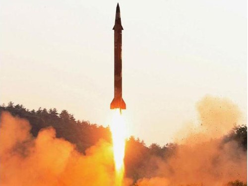  Hình ảnh do Triều Tiên công bố về tên lửa được phóng thử thành công hôm 29-5. Ảnh: KCNA