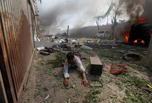  Hiện trường vụ nổ bom ở khu trung tâm ngoại giao tại Kabul ngày 31-5. Ảnh: Reuters