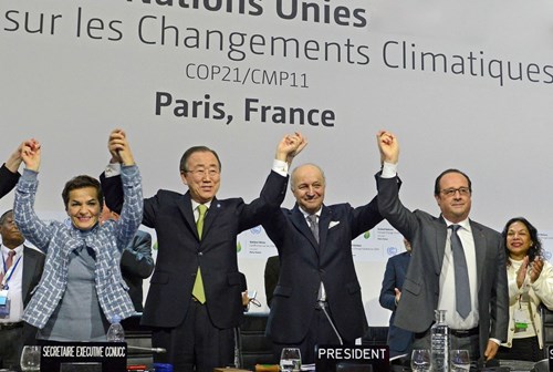 Các nhà lãnh đạo thông qua Hiệp định Paris về chống biến đổi khí hậu tại COP21. Ảnh: UN