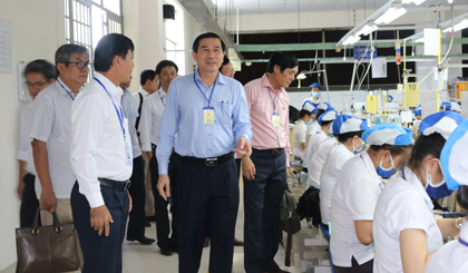 Ông Lê Văn Hưởng, Chủ tịch UBND tỉnh thăm một trong những xưởng may của Công ty Cổ phần May Công Tiến
