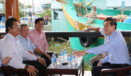 Ông Lê Văn Hưởng, Chủ tịch UBND tỉnh thăm và làm việc với DNTN Thương mại - Dịch vụ Thủy hải sản đánh bắt xa bờ Thái Hòa