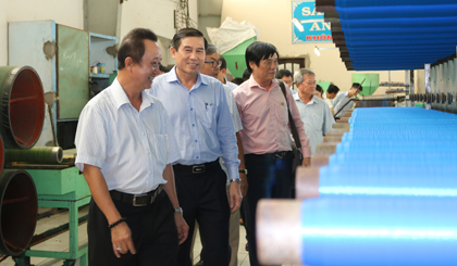Ông Lê Văn Hưởng, Chủ tịch UBND tỉnh thăm xưởng sản xuất của Công ty TNHH Sản xuất thương mại Phú Đạt (huyện Gò Công Đông)  phần May Công Tiến