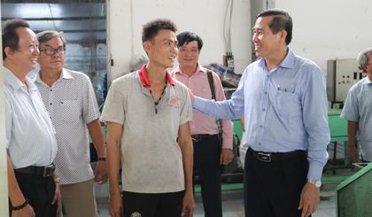 Ông Lê Văn Hưởng, Chủ tịch UBND tỉnh thăm hỏi công nhân đang làm việc tại Công ty TNHH Sản xuất thương mại Phú Đạt