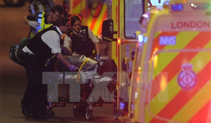 Chuyển nạn nhân sau vụ xe tải lao vào người đi bộ trên Cầu London tối 3-6. Nguồn: AFP/ TTXVN