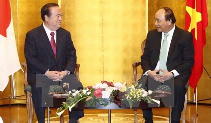 PM Nguyen Xuan Phuc (right) meets Governor of Ibaraki Prefecture Masaru Hashimoto.
