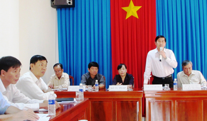 Ông Lê Văn Hưởng trả lời khiếu nại các hộ dân bị ảnh hưởng Dự án KCN  Long Giang (huyện Tân Phước).