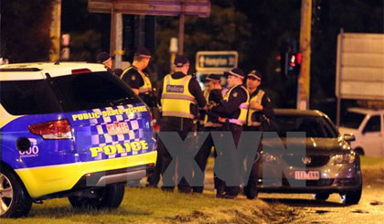 Cảnh sát và lực lượng phản ứng nhanh làm nhiệm vụ tại hiện trường vụ bắt cóc con tin ở thành phố Melbourne ngày 5/6. Nguồn: THX/TTXVN