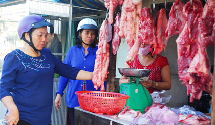 Trang trại nuôi heo của bà Nguyễn Thị Kim Phượng ở xã Tân Mỹ Chánh (TP. Mỹ Tho) cũng mở sạp bán thịt heo và được người tiêu dùng ủng hộ.