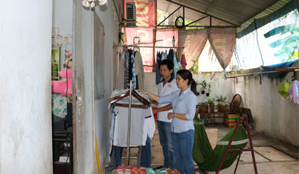 Gia đình anh Nguyễn Văn Mến - chị Nguyễn Thị Hiền đang sinh sống trong khu nhà trọ công nhân của Công ty cổ phần Gò Đàng.
