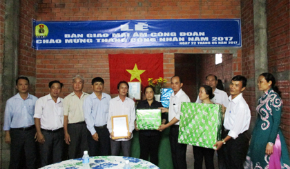 LĐLĐ huyện Cai Lậy bàn giao “Mái ấm công đoàn” cho ông Trần Thanh Định, công đoàn viên CĐCS Trường THCS Thạnh Lộc.
