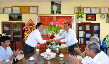 Ông Nguyễn Văn Danh thăm hỏi, chúc sức khỏe các cán bộ Hội Người cao tuổi tỉnh.
