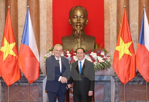 President Tran Dai Quang (R) and his Czech counterpart Milos Zeman (Source: VNA)