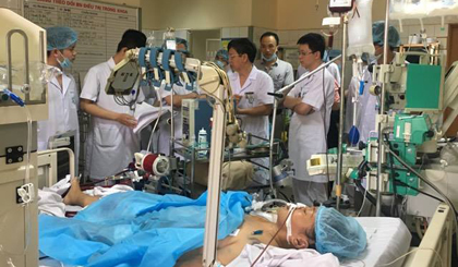 Trong sự cố chạy thận nhân tạo tại Hòa Bình, ngành y tế đã cử nhiều chuyên gia giỏi và các trang thiết bị máy móc hiện đại để cứu chữa cho bệnh nhân 