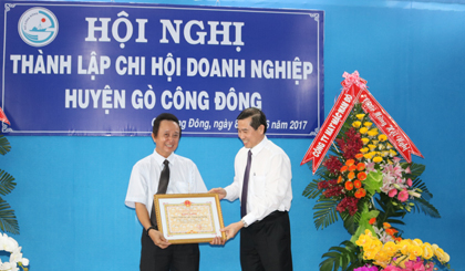 Ông Lê Văn Hưởng, Chủ tịch UBND tỉnh trao Bằng khen của UBND tỉnh cho Công ty TNHH Sản xuất Thương mại Phú Đạt