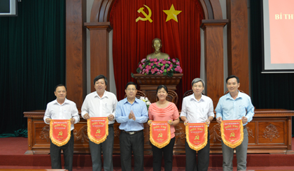 Ông Trần Thanh Nguyên, Bí thư Đảng ủy khối các cơ quan tỉnh trao cờ lưu niệm cho các đơn vị.