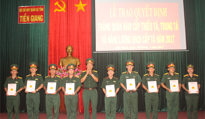 Đại tá Cao Văn Mĩa trao Quyết định cho các cán bộ.