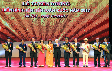 Tổng Bí thư Nguyễn Phú Trọng chúc mừng các đại biểu được tuyên dương. Ảnh: VGP/Quang Hiếu