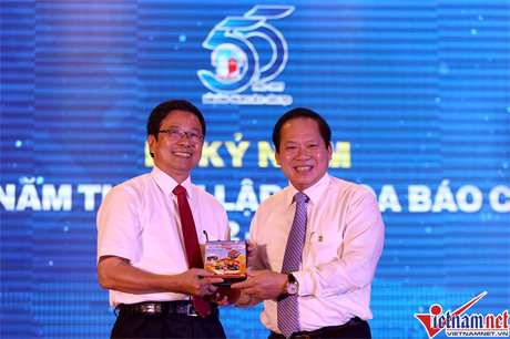 Bộ trưởng tặng bộ đĩa cho Trưởng khoa Báo chí Nguyễn Văn Dững