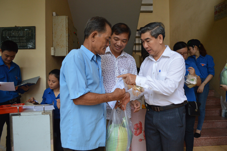 Bác sĩ Trần Thanh Thảo, Giám đốc Sở y tế cùng đoàn đến trực tiếp hướng dẫn và tặng quà cho người dân.