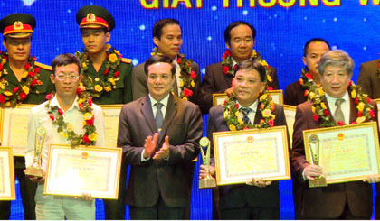 The head of the work won the third prize of Tien Giang received Certificate of Merit at the ceremony.