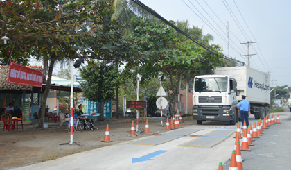  Lực lượng Thanh tra giao thông kiểm tra tải trọng xe tại trạm cân lưu động.